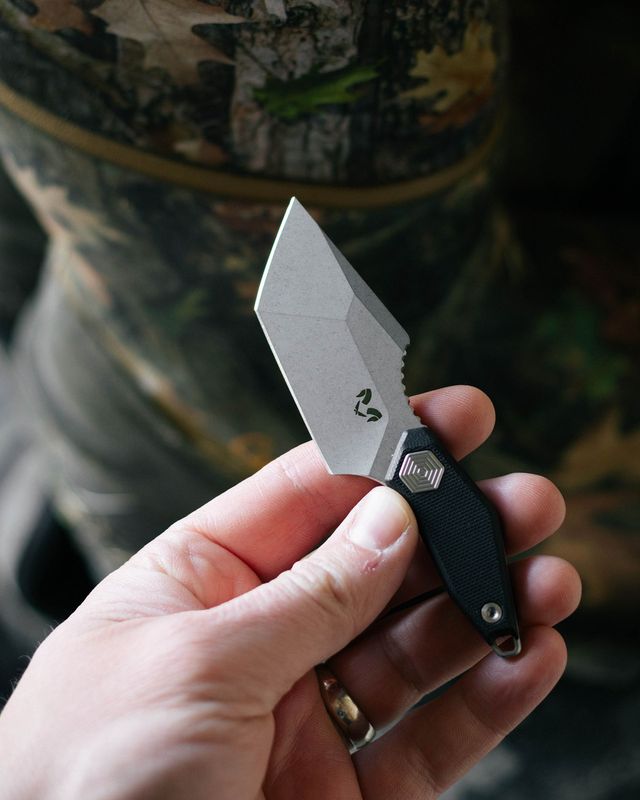 Pocket fixed blade detail view