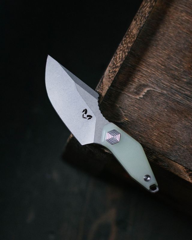 Pocket fixed blade detail view